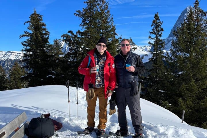 Private winter hike above Mürren with swiss fondue lunch