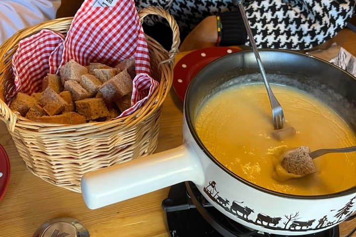 Private winter hike above Mürren with swiss fondue lunch