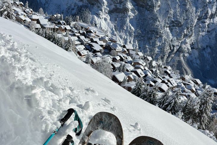 Private winter hike above Mürren with swiss fondue lunch