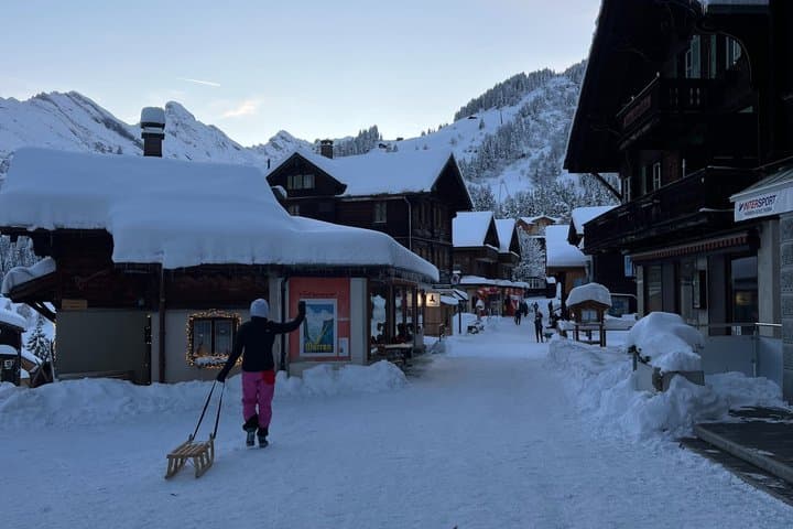 Private winter hike above Mürren with swiss fondue lunch