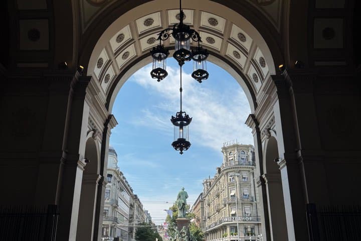 Zurich Walking Tour and Lindt Home of Chocolate Experience