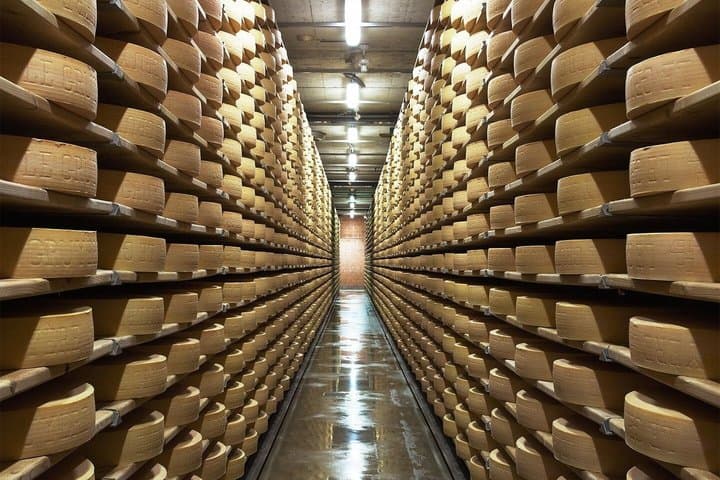 From Bern: Gruyères, Swiss Cheese and Chocolate Small Group Tour